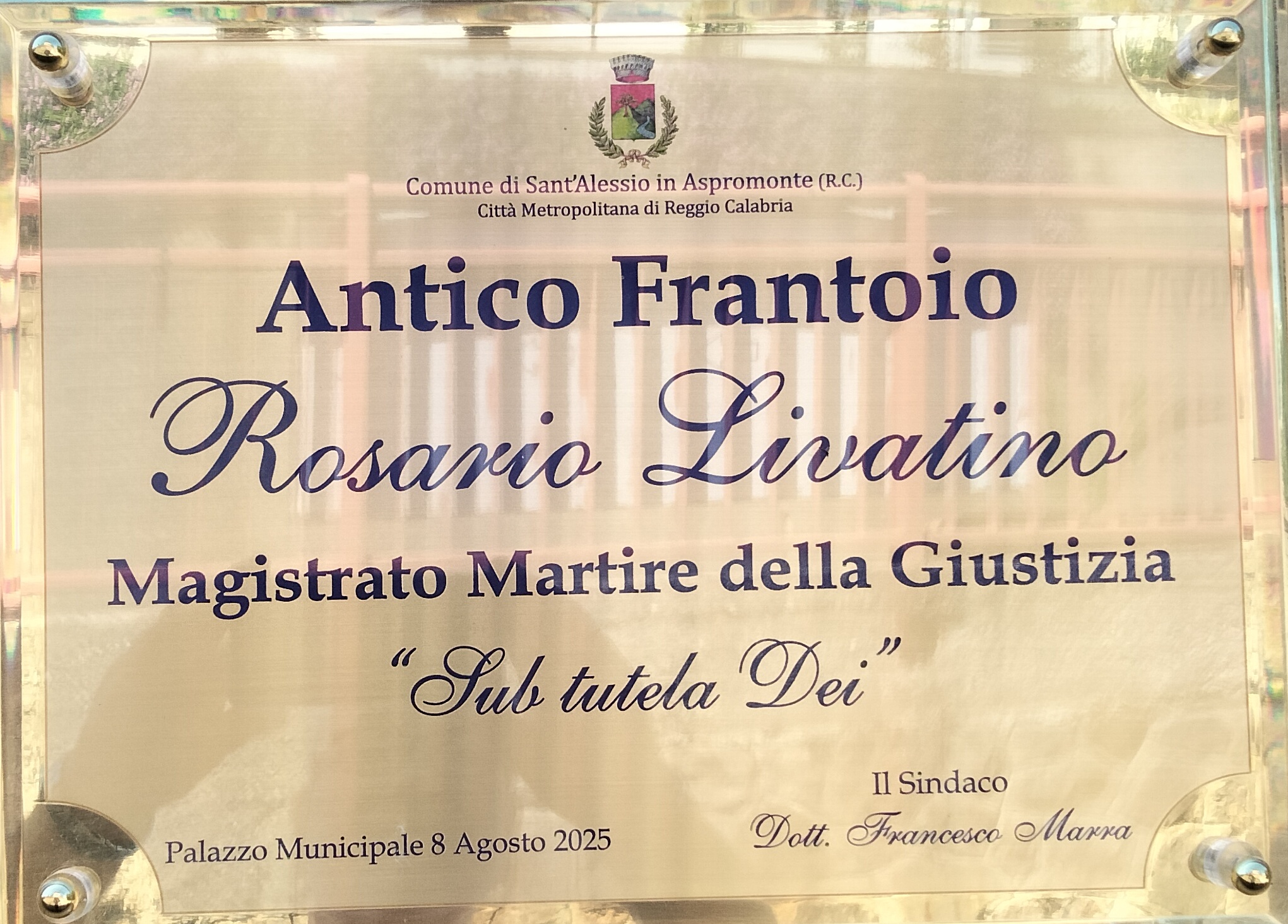 Targa affissa all'ingresso dell'antico frantoio Livatino